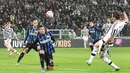 Bomber Juventus, Mario Mandzukic, berusaha membobol gawang Inter Milan. Kemenangan ini membuat Juve kian kokoh di puncak klasemen Serie A. (EPA/Andrea Di Marco)