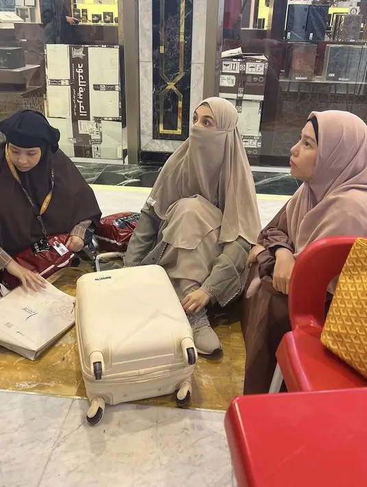 Lalu Shireen tampil dengan kerudung cokelat lengkap dengan cadarnya dipadukan abaya dengan warna serasi. Credit: Instagram (@shireensungkar)