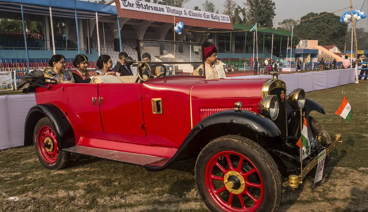 Sejumlah wanita duduk di sebuah mobil antik selama acara Reli Mobil Antik Statesman (Statesman Vintage Car Rally) di Kolkata, India (19/1/2020). Lebih dari 180 mobil dan kendaraan roda dua antik ambil bagian dalam reli mobil klasik dan antik pada acara tersebut. (Xinhua/Tumpa Mondal)