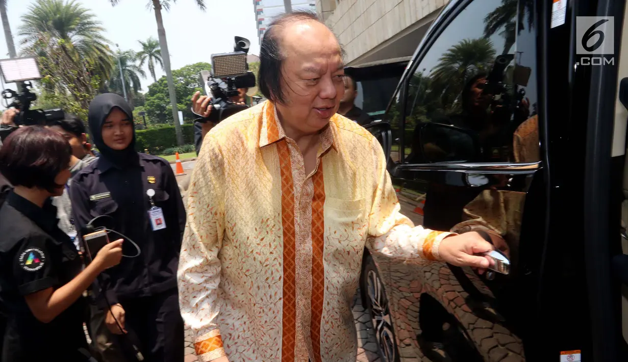 Pendiri Mayapada Group Dato Sri Tahir menuju mobil usai menukarkan dolar  AS dan dolar Singapura di gedung BI, Jakarta, Senin (15/10). Tahir menukarkan uang sebanyak USD 93 juta-55 juta dolar Singapura sekitar Rp 2 triliun. (Liputan6.com/Johan Tallo)