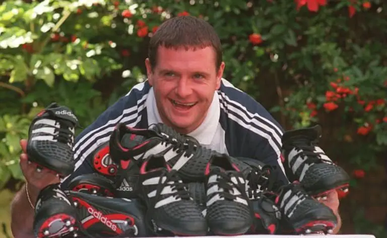Pemain legendaris Inggris, Paul Gascoine, saat meneken kontrak bersama Adidas pada 1995. (Dok. Daily Mail).