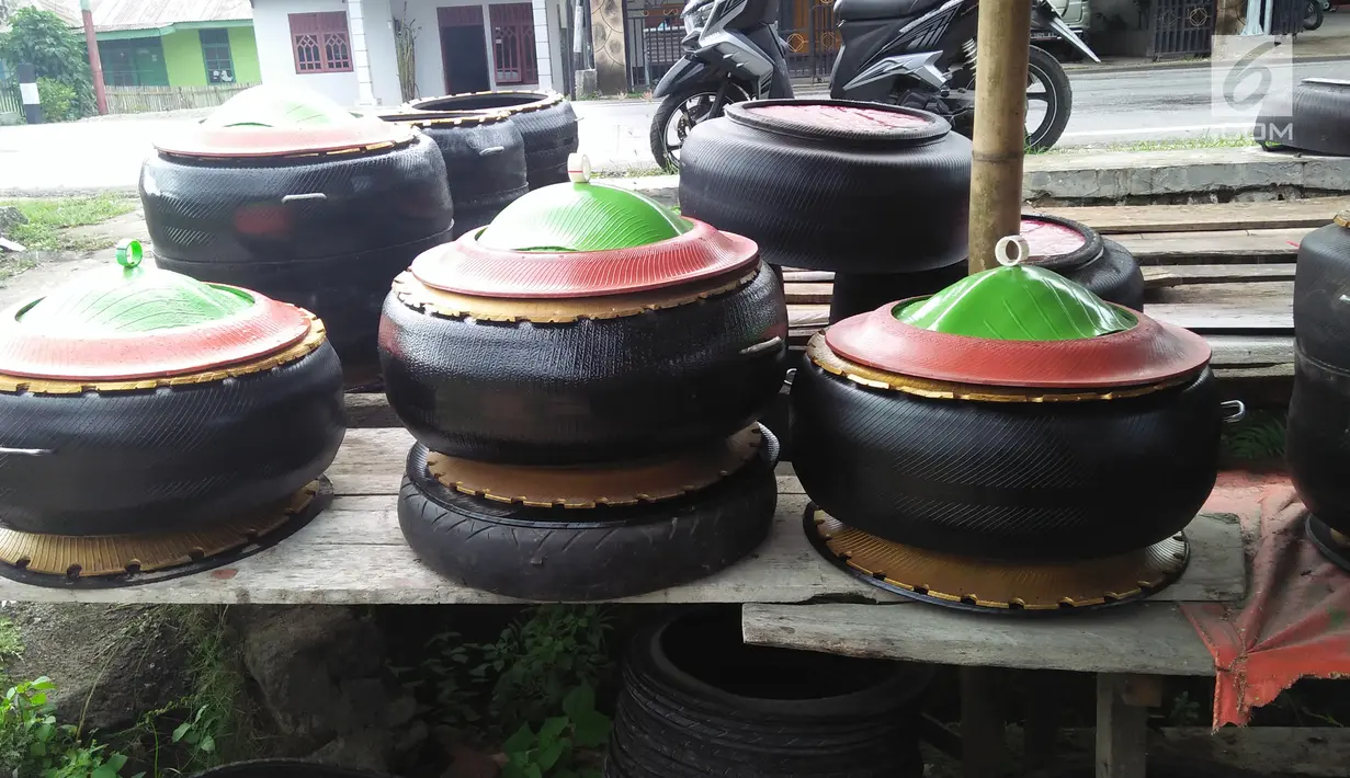 Tempat sampah dari ban mobil bekas buatan Agus Baiku di Pentadio Barat, Gorontalo, Senin (31/12). Agus Baiku bisa mendapat penghasilan hingga Rp 500ribu per hari dari menjual produk kerajinan tangan berbahan ban bekas. (Liputan6.com/Arfandi Ibrahim)