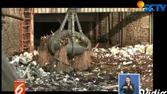 Sampah yang datang sejak dinihari tadi pun langsung diangkut oleh petugas mengantisipi bahaya banjir di Ibu Kota.