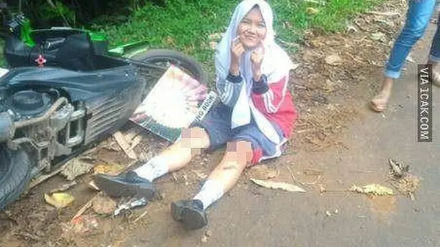10 Potret Orang Kecelakaan saat Naik Motor, Ada yang Pose di Jalanan