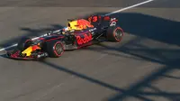 Pembalap Red Bull, Daniel Ricciardo memacu mobilnya selama balapan GP Azerbaijan di Sirkuit Baku City, Minggu (25/6). Ricciardo yang memulai dari posisi 10 mencatatkan waktu 1 jam 41 menit untuk melahap 51 putaran. (AP Photo/Darko Bandic)