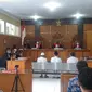 Jajang Koswara, Ikin Sodikin, dan Ujer Januari, tiga orang pentolan NII warga Kecamatan Pasirwangi, Garut kembali menjalani sidang lanjutan kasus dugaan makar di PN Garut. (Liputan6.com/Jayadi Supriadin)