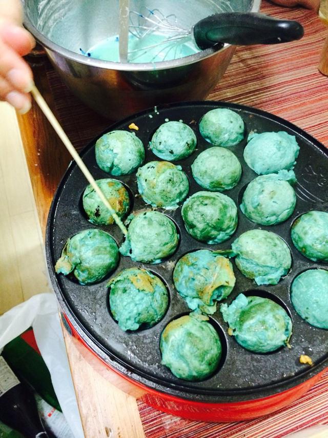 Selain warna biru, warna hijau juga akan bikin takoyaki makin menarik | Photo: Copyright twitter.com/kyooochang