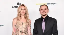 Paris Jackson (kiri) dan Prince Jackson (kanan) saat menghadiri Gala Harold and Carole Pump Foundation 2022 di The Beverly Hilton, Beverly Hills, California, Amerika Serikat, 19 Agustus 2022. Wanita berusia 24 tahun ini memilih gaun selutut dengan motif bunga dan sepatu bot merah marun. (Rodin Eckenroth/Getty Images/AFP)