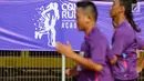 Peserta berlari dengan latar belakang spanduk Combi Run Academy di Stadion Soemantri Brodjonegoro, Jakarta, Sabtu (28/7). (Liputan6.com/Fery Pradolo)