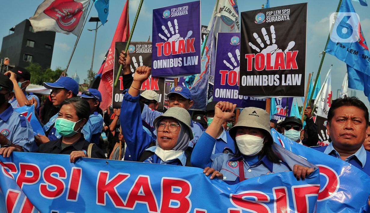 Sejumlah buruh melakukan unjuk rasa di depan Gedung DPR, Jakarta, Rabu (10/8/2022). Dalam aksi tersebut mereka menuntut agar pemerintah menghapus Omnibus Law. (Liputan6.com/Angga Yuniar)