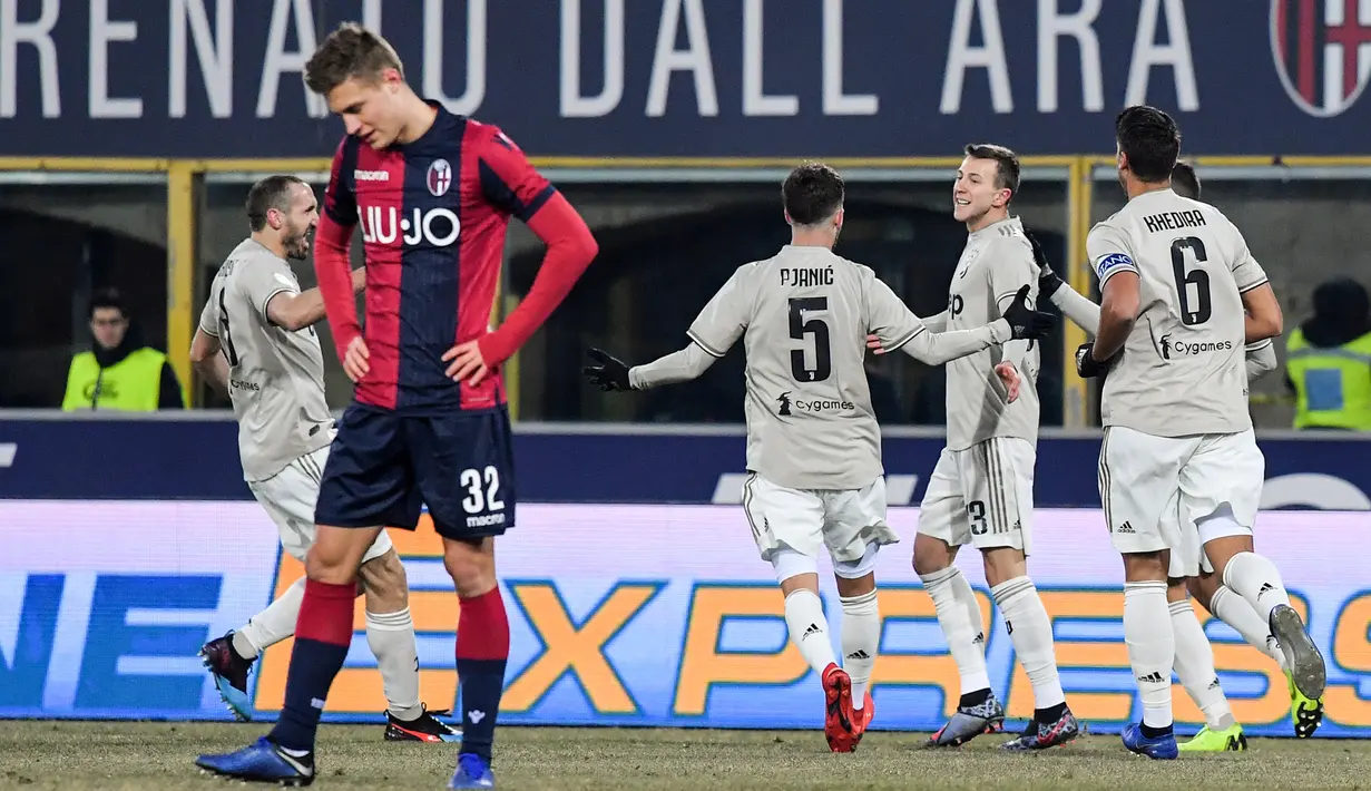 Ekspresi pemain Bologna setelah gawangnya dibobol pemain Juventus dalam Coppa Italia di Stadion Renato Dall'Ara, Bologna, Italia, Sabtu (12/1). Juventus melaju ke perempat final Coppa Italia. (Tiziana FABI/AFP)