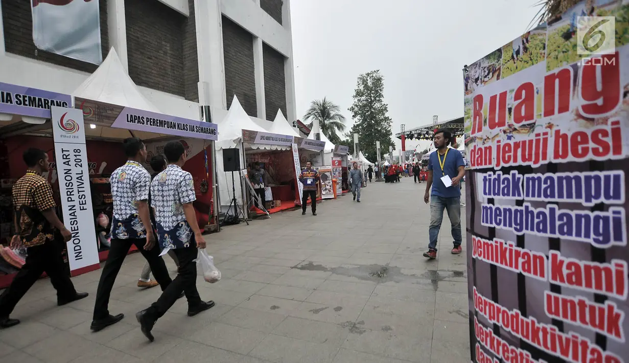 Pengunjung saat menghadiri Indonesian Prison Art Festival (IPAFest) 2018 di Taman Ismail Marzuki, Jakarta, Senin (23/4). (Merdeka.com/Iqbal S Nugroho)