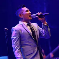 Konser tunggal pertama Rio Febrian menjadi wujud apresiasi Rio kepada para musisi senior dan segenap penggemar tercinta. (Galih W. Satria/Bintang.com)