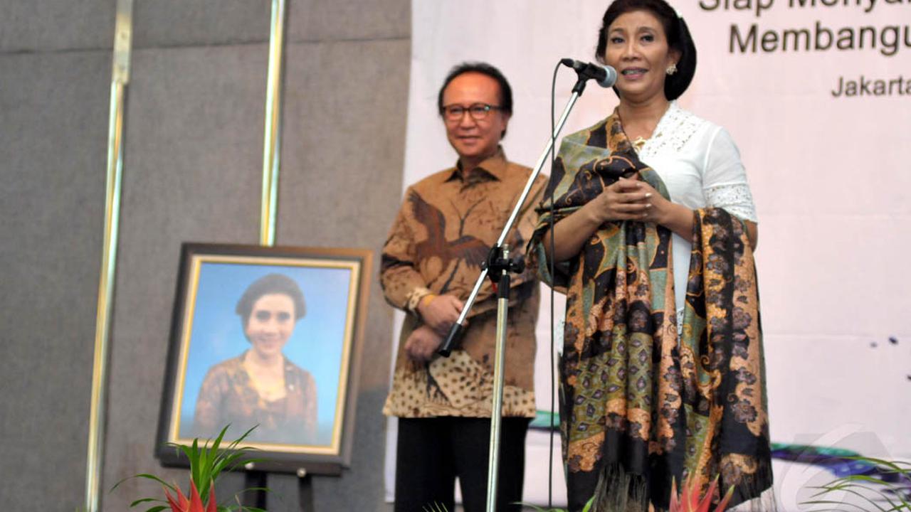 Aura Kecantikan Susi Pudjiastuti Saat Berkebaya di Acara Sertijab