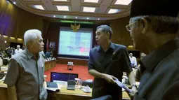 Menko Perekonomian Hatta Radjasa (kiri) berbincang dengan Menteri Perdagangan Gita Wirjawan usai rakor membahas membahas implementasi FTZ BBK di Jakarta, Selasa (24/4). (Antara)