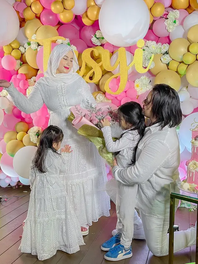 6 Potret Tasyi Athasyia bareng Suami dan Anak, Kompak Pakai Busana Bertema Unik