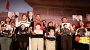 Di Taipei, Taiwan, (4/6/2014), beberapa orang membawa foto para tahanan politik Tiongkok saat peringatan 25 tahun kekerasan terhadap demonstran pro-demokrasi di Lapangan Tiananmen. (REUTERS/Pichi Chuang)