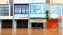 Hujan yang turun sejak Minggu (8/2) lalu, mengakibatkan kawasan perumahan mewah Garaharaya di Tangerang, Banten terendam air setinggi lebih kurang 90 cm. Pertokoan di kawasan ini terpaksa tutup, Selasa (10/2/2015). (Liputan6.com/Faisal R Syam)