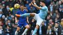 Aksi pemain Manchester City, Kyle Walker menghalau bola dari kejaran pemain Chelsea, Pedro pada lanjutan Premier League di Etihad Stadium, Manchester, (04/03/2018). Manchester City menang 1-0. (AFP/Anthony Devlin)