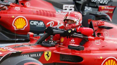 Pembalap Ferrari Charles Leclerc tiba di pit lane usai perebutan pole position balapan mobil F1 GP Meksiko 2023 di Sirkuti Hermanos Rodriguez, Mexico City, Meksiko, Sabtu (28/10/2023). (Andres Staph/Pool photo via AP)