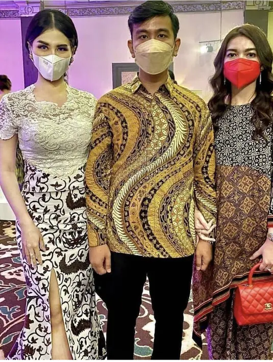 Mendampingi suami, ia mengenakan baju batik two pieces dari atasan lengan panjang dan skirtnya.