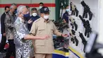 Menteri Pertahanan Prabowo Subianto (kanan) mendampingi Perdana Menteri Malaysia Dato' Sri Ismail Sabri Yaakob melihat-lihat senjata saat mengunjungi kantor pusat PT Pindad (Persero) di Bandung, Jawa Barat, Kamis (11/11/2021). (Foto: Tim Dokumentasi Menhan Prabowo)