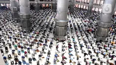 Umat Islam melaksanakan sholat Jumat pada minggu ketiga bulan Ramadhan 1442 Hijriah di Masjid Istiqlal, Jakarta, Jumat (30/4/2021). Sholat Jumat berjamaah dengan pembatasan jemaah 30 persen dari kapasitas di ruang sholat utama masjid dan menerapkan protokol kesehatan. (merdeka.com/Arie Basuki)