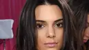 Kendall Jenner nampak cantik dan seksi dalam sesi pemotretan tersebut. Kendall juga memadupadankan gaya nya dengan kalung choker  dan topi berwarna hitam. (AFP/Bintang.com)