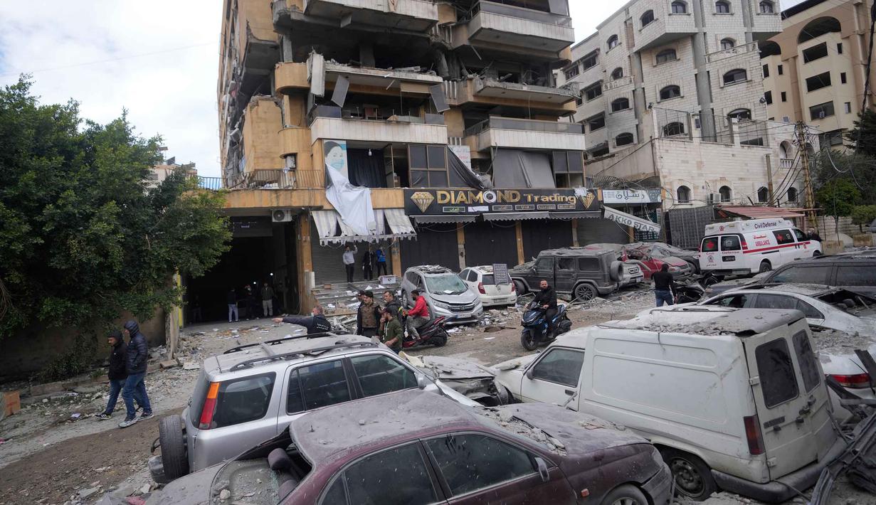 Praka Farizal Rhomadhon, prajurit TNI yang sedang bertugas misi perdamaian UNIFIL, gugur akibat serangan Israel tersebut. Tampak dalam foto, warga memeriksa lokasi serangan udara Israel yang menghantam sebuah gedung apartemen di Dahiyeh, pinggiran selatan Beirut, Lebanon, Senin, 30 Maret 2026. (AP Photo/Hassan Ammar)