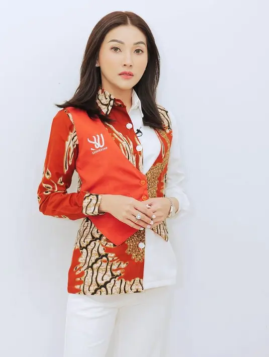 Tampil kasual saat Imlek seperti Sarwendah yang mengenakan kemeja batik serasi dengan vestnya. Dipadukan celana putih. [@sarwendah29]