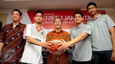 Komisioner IBL, Hasan Gozali (tengah) berpose bersama pemain dan pelatih yang akan berlaga di Indonesia Basketball League musim 2015-2016, Jakarta, Jumat (8/1/2016). Seri 1 IBL akan berlangsung pada 9-17 Januari 2016. (Liputan6.com/Helmi Fithriansyah) 