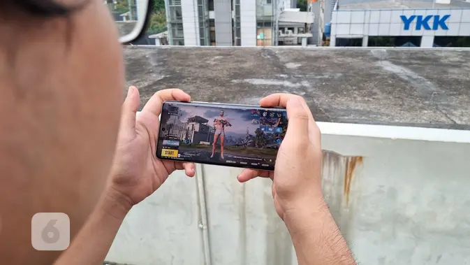 <p>Realme GT 6 yang baru saja diperkenalkan di pasar Indonesia. (Liputan6.com/Agustinus M. Damar)</p>
