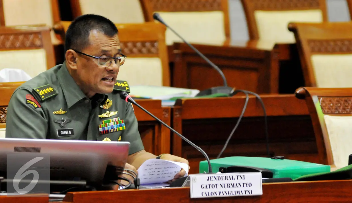 Calon Panglima TNI, Jenderal TNI Gatot Nurmantyo memaparkan visi-misinya saat mengikuti uji kelayakan dan kepatutan, Jakarta, Rabu (1/7/2015). Dalam visi misinya, Gatot mendukung program nawacita Presiden Jokowi. (Liputan6.com/Andrian M Tunay)