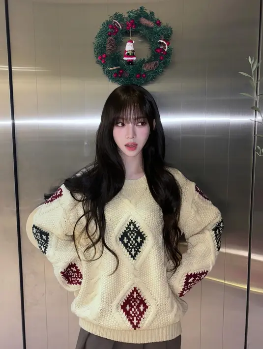 Sweater rajut warna beige dipadukan dengan mini skirt warna abu-abu seperti Karina aespa ini cocok buat kamu yang nggak mau ribet. [@katarinabluu]