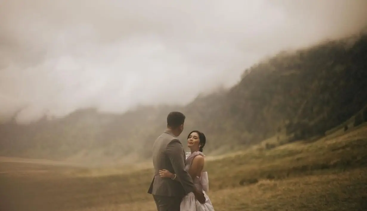 Fay Nabilla dan suami juga pernah prewedding di Bromo. Keduanya berpelukan di savana Bukit Teletubbies. Keintiman keduanya ini tuai atensi publik karena hasil fotonya yang indah. (Liputan6.com/IG/faynabilaxndr)