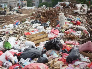 Tumpukan sampah menggunung di sekitar Jalan Masjid Al Makmur, Pejaten Timur, Pasar Minggu, Jakarta Selatan, Selasa (10/12/2019). Tumpukan sampah yang tidak hanya berasal dari warga sekitar menimbulkan bau tidak sedap dan dikhawatirkan dapat mengganggu kesehatan. (Liputan6.com/Immanuel Antonius)