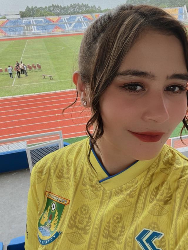Prilly Latuconsina membeli Persikota Tangerang.