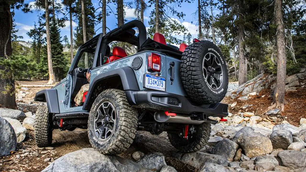 Fiat-Chrysler Paksa Jeep Wrangler Untuk Minum Solar