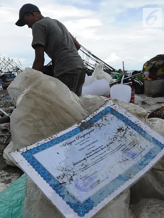 Warga mengumpulkan perkakas dari bangunan rumahnya yang rusak akibat terjangan tsunami di Kampung Sumur Pesisir, Pandeglang, Banten, Senin (24/12). Pascatsunami Selat Sunda, warga mulai kembali ke rumahnya masing-masing. (Merdeka.com/Arie Basuki)