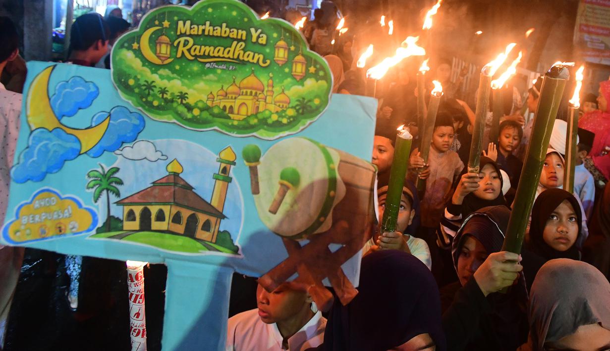 Anak-anak saat mengikuti pawai obor di kawasan Cinere,  Depok, Senin (16/2/2026). (merdeka.com/Arie Basuki)