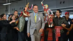 Perdana Menteri Thailand Srettha Thavisin bahkan secara langsung menyambut rombongan pertama turis China yang tiba di Thailand setelah mereka memberlakukan bebas visa bagi turis China. (Lillian SUWANRUMPHA/AFP)