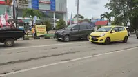 Atlet renang mencari sumbangan dana di Jalan Jenderal Sudirman, Kecamatan Tanah Grogot. (Liputan6.com/istimewa)