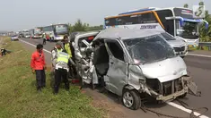 Petugas mengevakuasi mobil Grand max yang mengalami kecelakaan di KM 152 Tol Cipali, Jawa Barat, Minggu (10/6). Kecelakaan terjadi karena mobil oleng dan menabrak pembatas jalan tol. (Liputan6.com/Arya Manggala)