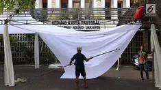 Pekerja menyelesaikan pembuatan tenda dan dekorasi Natal di Gereja Katedral, Jakarta, Kamis (20/12). Gereja Katedral menyambut perayaan Misa Natal dengan mendirikan tenda. (Liputan6.com/Immanuel Antonius)