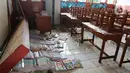Kondisi ruang kelas SD Negeri Cugenang yang terdampak gempa bumi di Cianjur, Jawa Barat, Rabu (23/11/2022). Dinas Pendidikan, Pemuda, dan Olahraga (Disparpora) Cianjur mencatat bangunan sekolah yang rusak itu terdiri dari 121 SD dan 21 SMP. (Liputan6.com/Herman Zakharia)