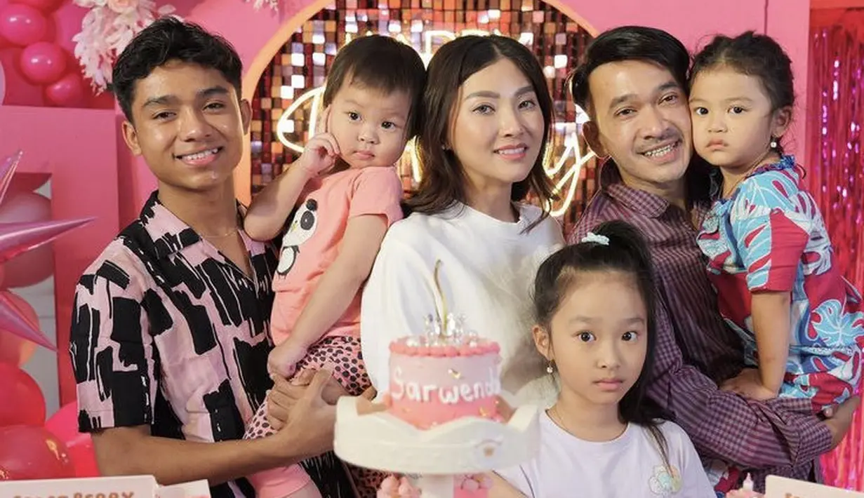 Sarwendah pun tampil dengan atasan putih lengan panjang saat merayakan hari bahagia tersebut.[@sarwendah29]