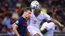 Benjamin Pavard - Cedera engkel yang menimpa Pavard membuatnya tak dibawa Deschamps untuk berpatisipasi pada 3 laga kualifikasi Piala Dunia 2022. Bek kanan andalan Prancis itu posisinya akan digantikan oleh Leo Dubois. (Foto: AFP/Franck Fife)