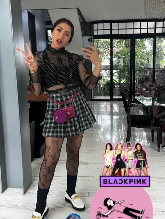 Jessica Iskandar tampil chic dengan sheer top dan plaid skirt serba hitam, dan belt bag warna pink. @inijedar.