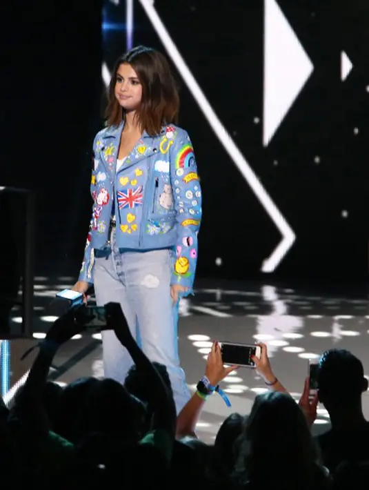 Melansir Ace Showbiz Selena dan The Weeknd terlihat habiskan waktu bersama dengan movie date di Chicago pada Senin (22/5/2017). Keduanya pun terlihat begitu bahagia karena terbilang sudah lama tidak bertemu. (AFP/Bintang.com)