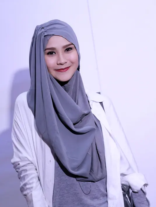 Dengan menjalankan bisnis bareng, artis tiga anak ini punya alasan sendiri. Jadi sering bertemu keluarga dan membuatnya semakin dekat. (Adrian Putra/Bintang.com)